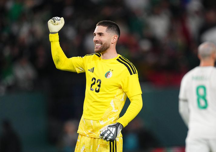Luca Zidane fagnar sigri með alsírska landsliðinu á Afríkumótinu.