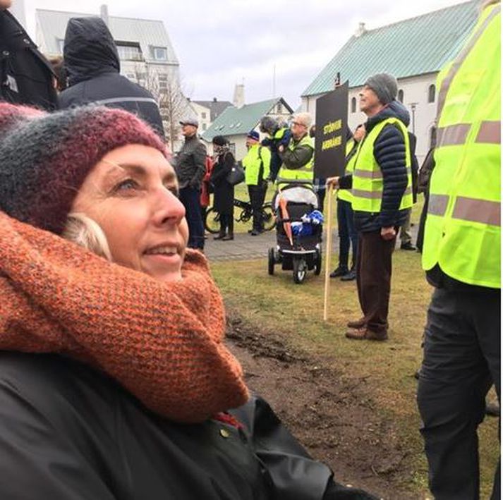 Í ræðunni sinni varpaði Þuríður Harpa ljósi á þá alvarlegu stöðu sem fátækt fólk og öryrkjar búa við á Íslandi og sagði að frá þeirra sjónarhorni væri ísland svo sannarlega ekki land tækifæranna og velsældar. Fátækt sé þjóðarskömm í ríku landi.