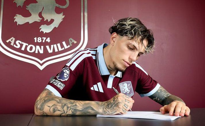 Alejandro Garnacho skrifar undir hjá Aston Villa í gær.