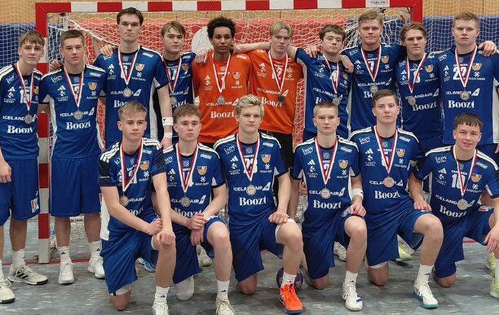 Strákarnir með silfurverðlaunin sín í mótslok.