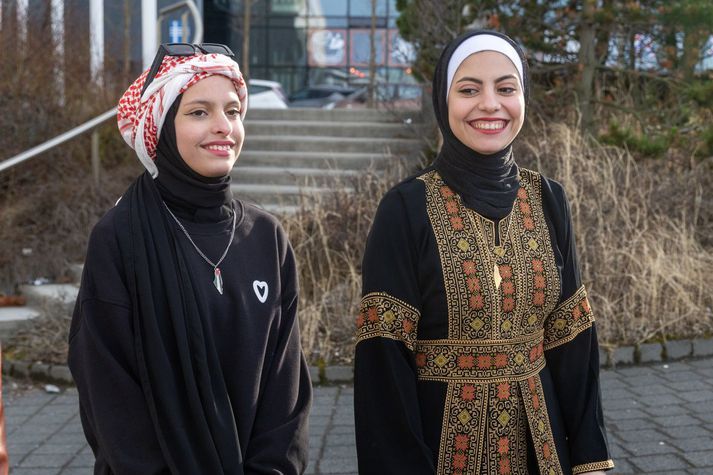 Asma al Assar er meðal þeirra sem bíða eftirvæntingarfull fjölskyldu sinnar frá Gasa.