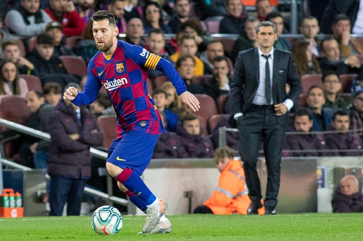 Messi með boltann og Valverde fylgist með.