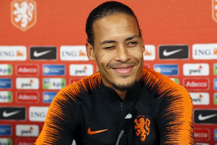 Virgil van Dijk á blaðamannafundi með hollenska landsliðinu.