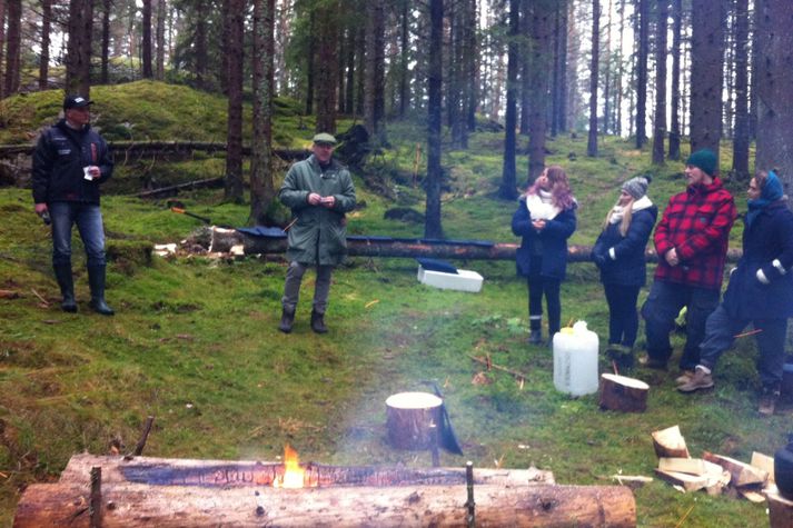 Jón Gnarr eftir að hafa fellt glæsilegt jólatré í Osló.