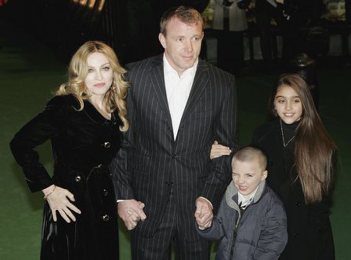 Madonna og Ritchie ásamt börnum sínum Rocco og Lourdes