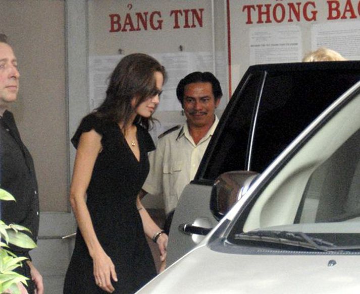 jolie Angelina Jolie yfirgefur munaðarleysingjahælið í Víetnam. Hún hefur nú ættleitt sitt þriðja barn.