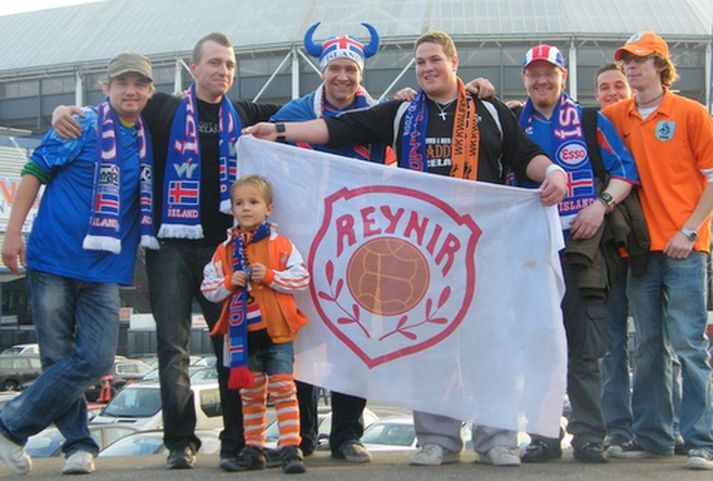 Reynismennirnir Viðar, Atli Már, Guðmundur Fannar, Rúnar og Stefán Þór vöktu mikla lukku meðal stuðningsmanna Hollands sem vildu ólmir stilla sér upp með þeim og taka myndir af þeim.