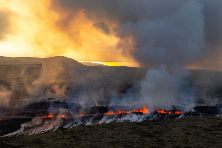 Eldgosið við Litla-Hrút hófst með krafti klukkan 16:40 í gær en síðan þá hefur verulega dregið úr krafti gossins og hraunflæði minnkað.