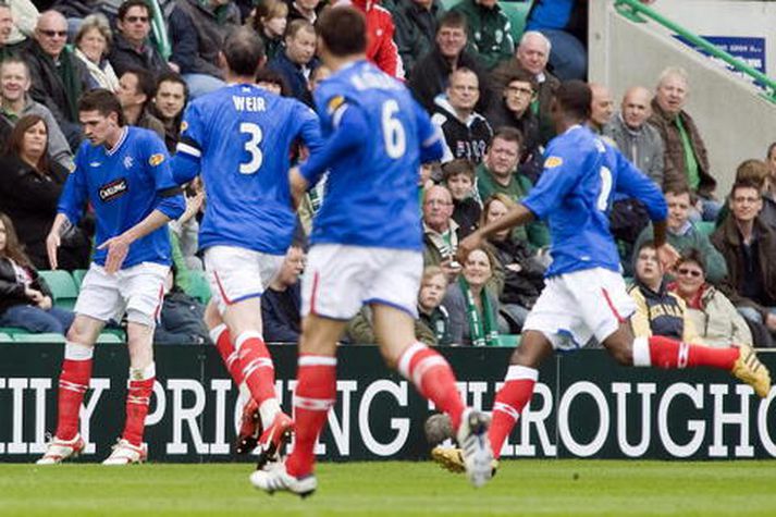 Kyle Lafferty fagnar marki sínu í dag.