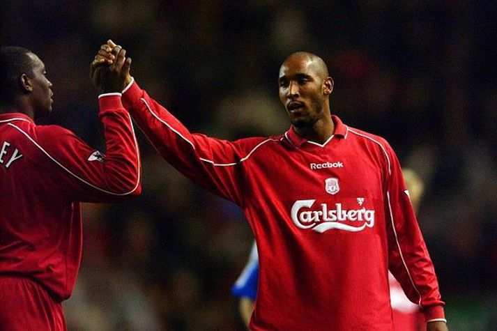 Anelka fagnar marki í leik með Liverpool.