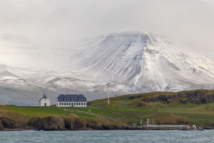 Spáð er vestan átta til fimmtán metrar á sekúndu sunnanlands í dag, en annars yfirleitt hægari vindur.