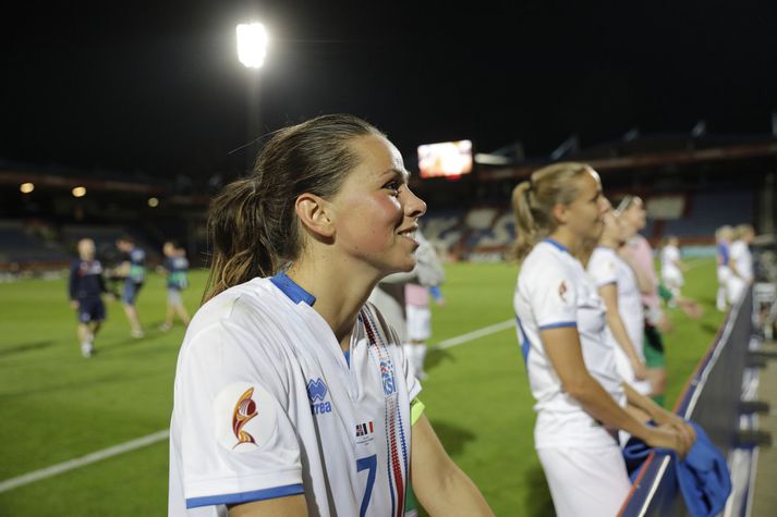 Sara Björk Gunnarsdóttir talar hér við fjölskyldu og vini sína í stúkunni eftir leikinn á móti Frakklandi. Hún setti met í þessum leik. 