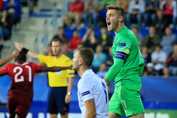 Jack Butland, fyrirliði enska liðsins, svekkir sig yfir sigurmarki Portúgala í kvöld.