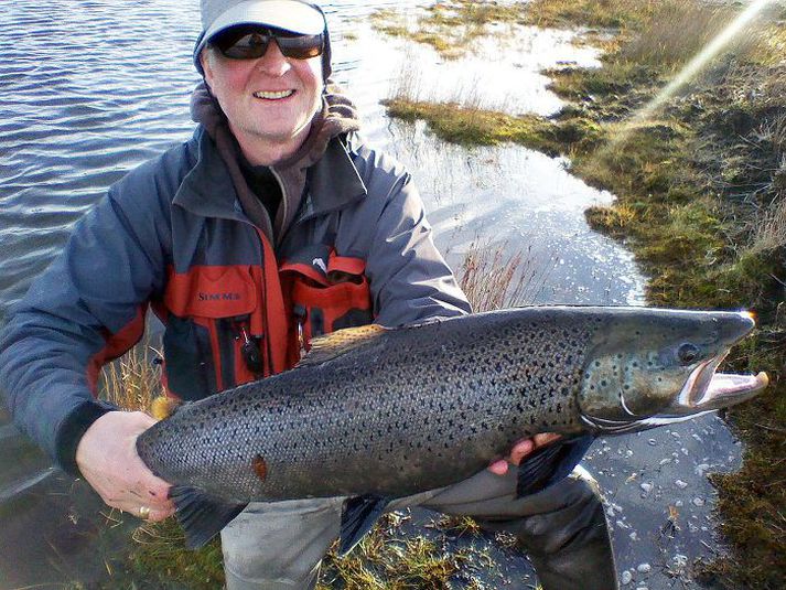 Franskur veiðimaður með um tíu punda sjóbirting í haust. mynd/pétur