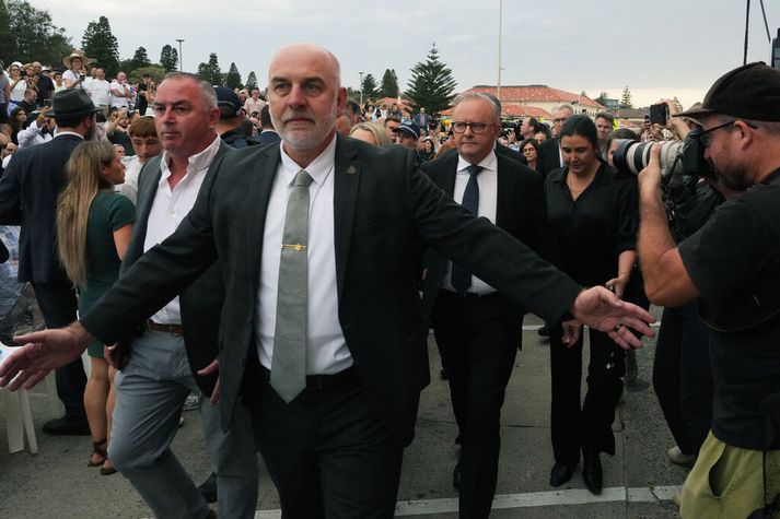 Forsætisráðherra Ástralíu Anthony Albanese fékk vægast sagt dræm viðbrögð þegar hann mætti á Bondi-strönd í morgun.