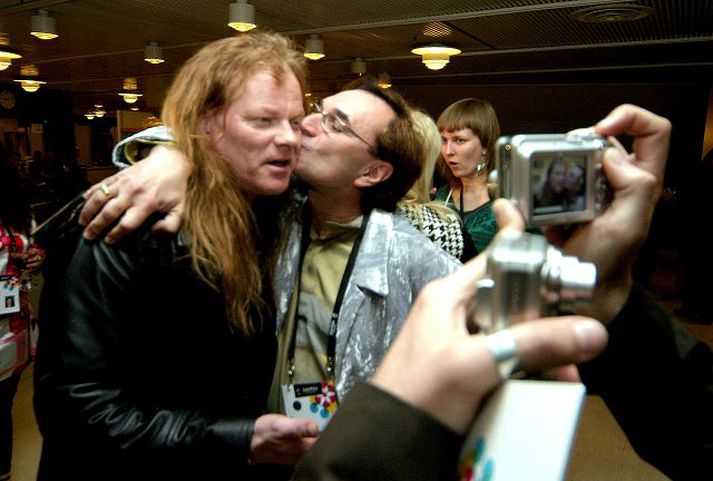 Eíríkur Hauksson hefur vakið mikla athygli í Finnlandi þar sem hann keppir í forkeppni Eurovision annað kvöld. Fjölmiðla- og áhugafólk um keppnina segir hann þann eina sem geisli af alvöru karlmennsku á sviðinu.