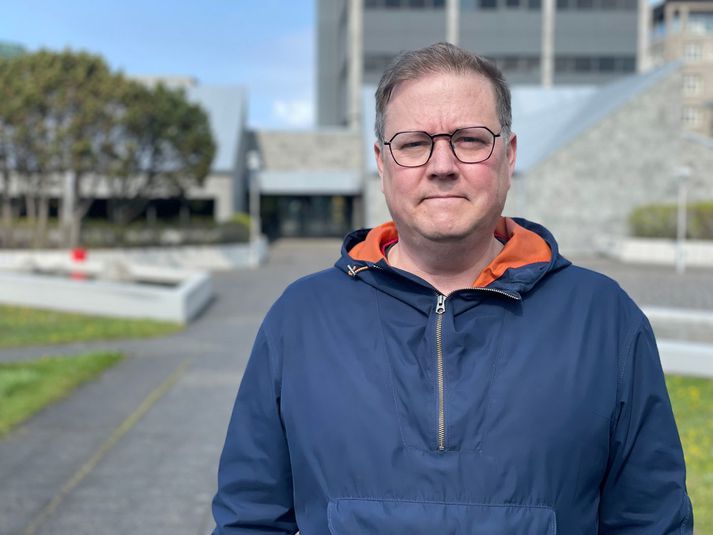 Breki Karlsson, formaður Neytendasamtakanna, vill gjalda varhug við því sem segir í síðasta stöðugleikariti Seðlabankans, þar sem hvatt er til lagabreytinga þess efnis að seljendum vöru og þjónustu sé í sjálfsvald sett hvort þeir taki við kortum eða seðlum.