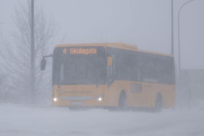 Strætisvagnar hafa allir verið kallaðir heim til að koma í veg fyrir að þeir sitji fastir og tefji mokstur á eftir. 