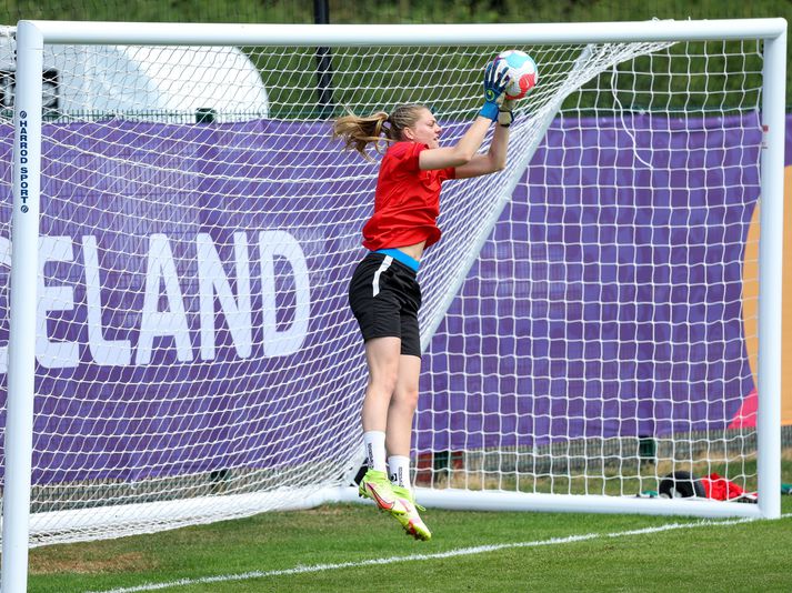 Telma Ívarsdóttir, einn af þremur markvörðum Íslands, meiddist á æfingu í Crewe í dag.