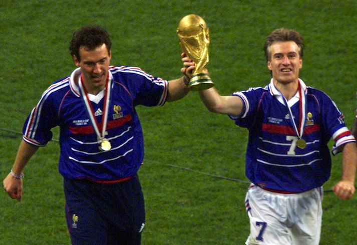 Blanc og Didier Deschamps með bikarinn góða árið 1998. Blanc tekur við liðinu í sumar og Deschamps er líklegur til að taka við af honum í framtíðinni.