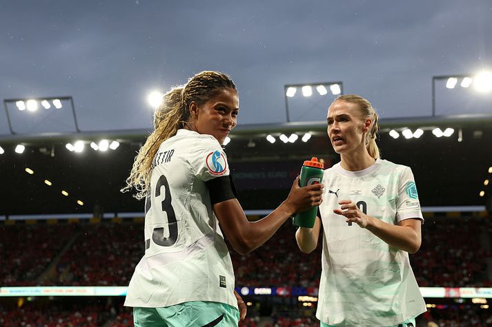 Dagný Brynjarsdóttir og frænka hennar Sveindís Jane Jónsdóttir deila vatnsbrúsa á Evrópumótinu í Sviss í fyrrasumar. Ætli Dagný hafi spilað þar sína síðustu landsleiki?