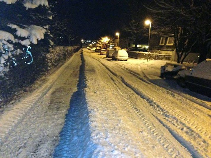Hér má sjá gangstéttina sem Hrafn gengur eftir til og frá vinnu. Hér hefur snjónum verið mokað í burtu árla dags. Síðar um daginn er honum mokað aftur upp á stéttina.
