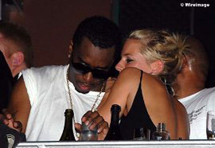 P. Diddy og Sienna Miller í nánum samræðum