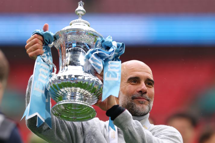 Pep Guardiola heldur á enska bikarnum.