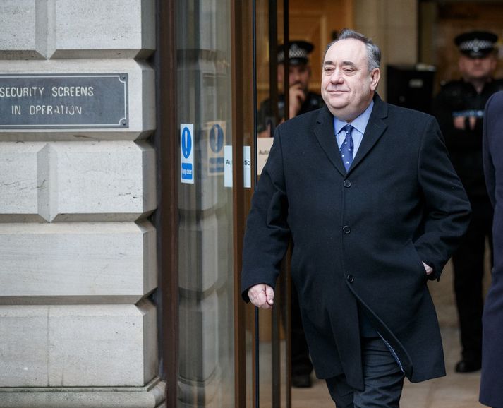 Alex Salmond yfirgefur dómshúsið í Edinborg í morgun.