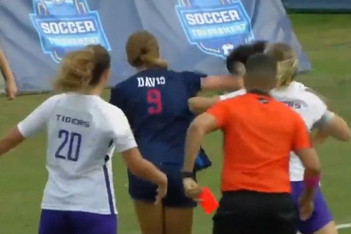 Ramsey Davis slær hér Maya Gordon hjá LSU en á sama tíma kemur dómarinn með rauða spjaldið á lofti.