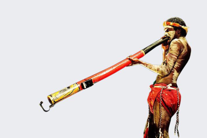 Ástralskur frumbyggi spilar á didgeridoo