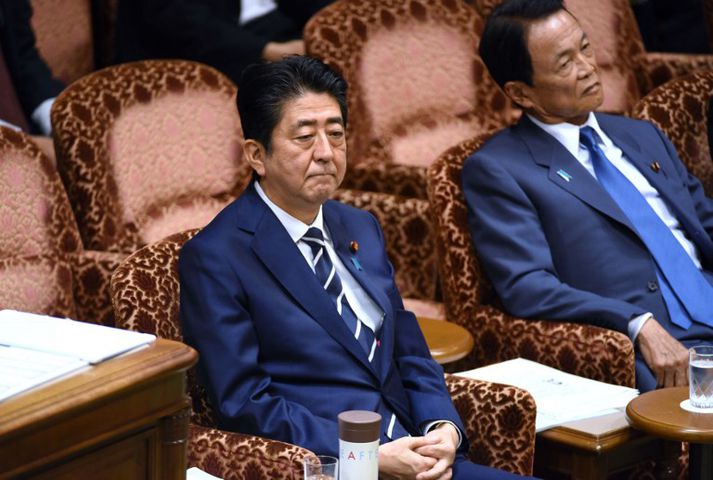 Shinzo Abe er ekki upplitsdjarfur þessa dagana enda plaga hneykslismál ríkisstjórn hans.
