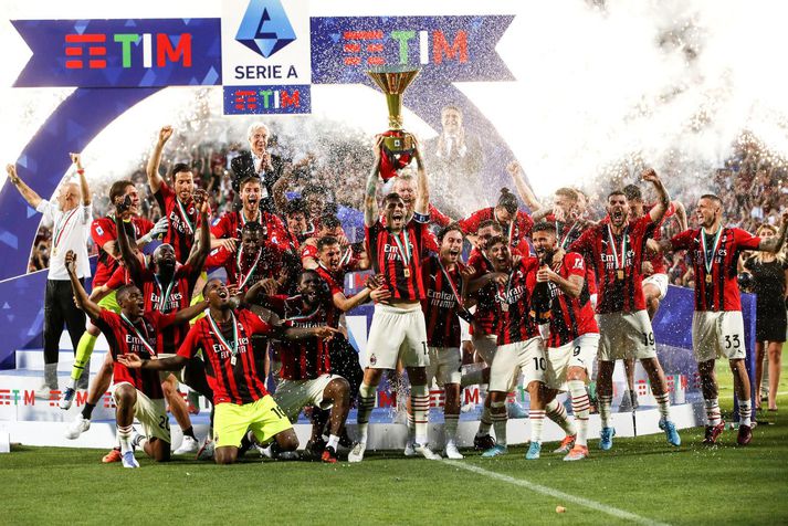 Leikmenn AC Milan fagna ítalska meistaratitlinum í vor eftir sigur á Sassuolo á útivelli í lokaleik tímabilsins.