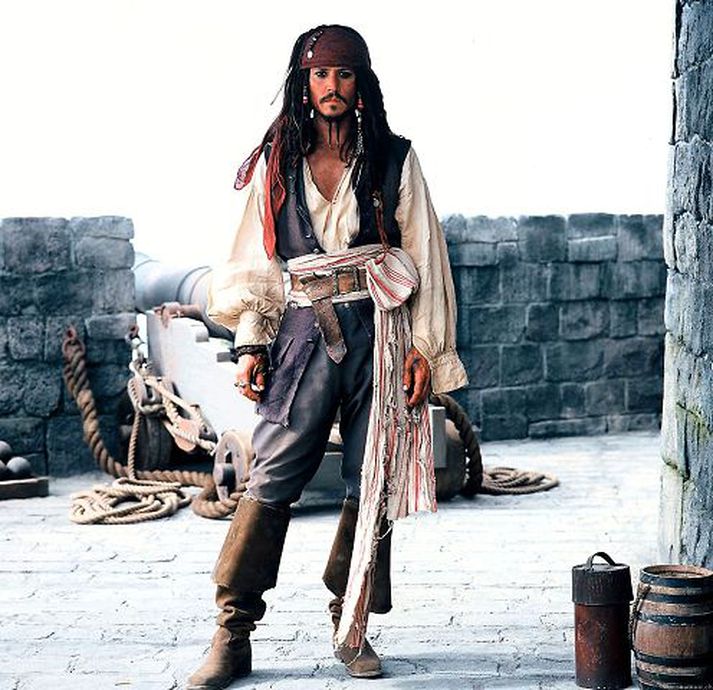 pirates of the caribbean Leikarinn Johnny Depp fer með aðalhlutverkið í þessari vinsælu ævintýramynd.