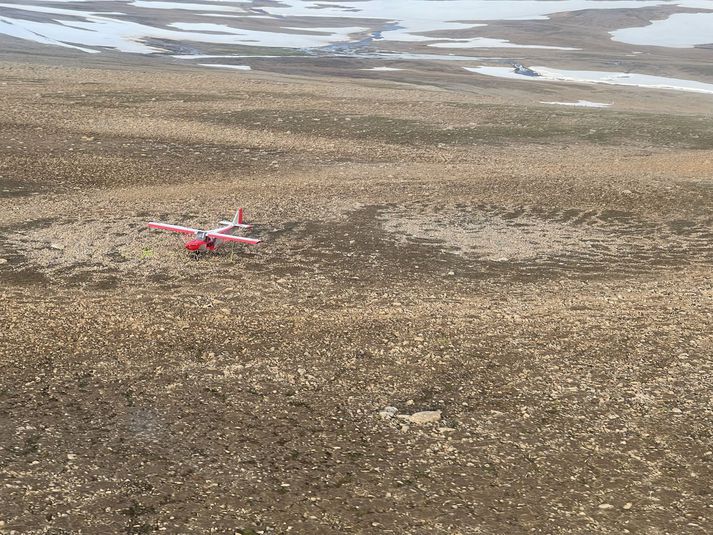 Flugvélinni var lent á melum uppi á Nýjabæjarfjalli og mikil mildi var að ekki hafi farið verr.