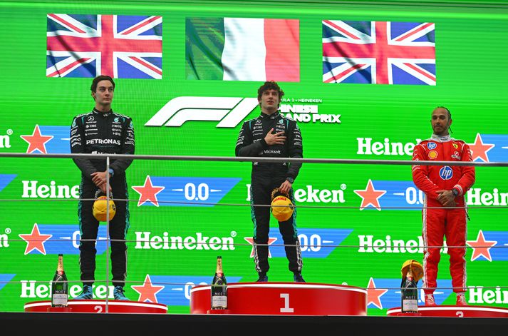 Andrea Kimi Antonelli kom, sá og sigraði í Kína kappakstrinum í Formúlu 1 í morgun. Liðsfélagi hans hjá Mercedes, George Russell endaði í öðru sæti á undan Lewis Hamilton, ökuþór Ferrari