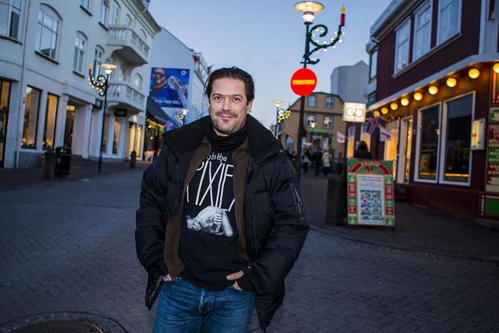 Slæpist í sundi
Noski leikarinn Terje Skonseng Naudeer hefur haft það náðugt á Íslandi.
Fréttablaðið/Vilhelm