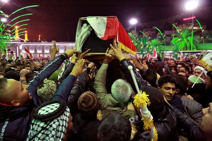 Morðið á Quassem Soleimani hefur valdið mikilli ólgu í Írak og Íran. Hér er kistu hans haldið á lofti í Bagdad í dag.