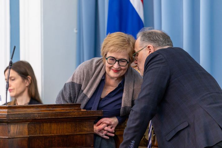 Þórunn Sveinbjarnardóttir gerði hlé á störfum þingsins og boðaði í skyndi fund með þingflokksformönnum, meðal annarra Ólafi Adolfssyni Sjálfstæðisflokki. En hann var einn þingmanna sem fór fram á að málið yrði tekið til athugundar.