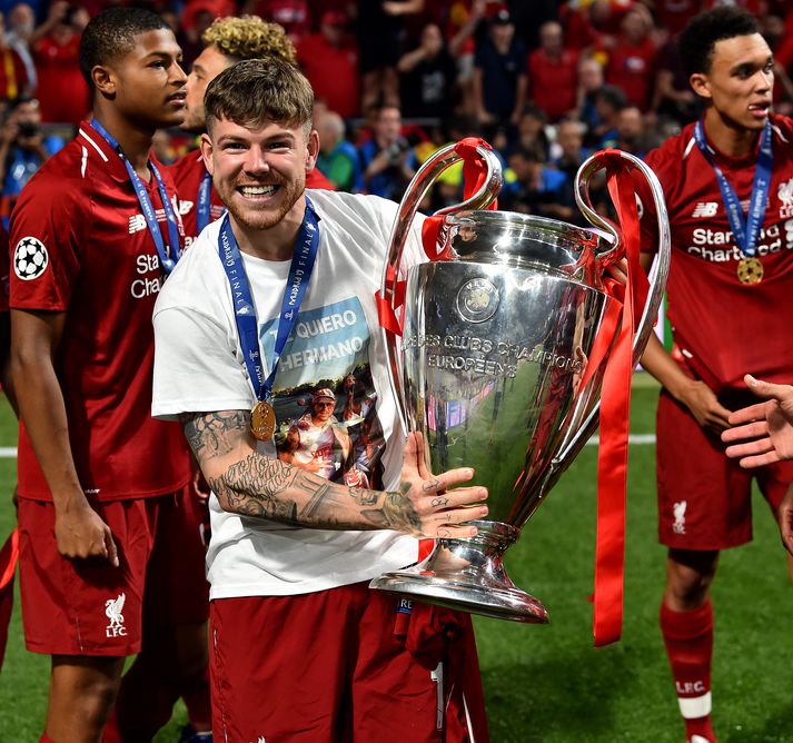 Alberto Moreno fagnar Evrópumeistaratitlinum á síðustu leiktíð.