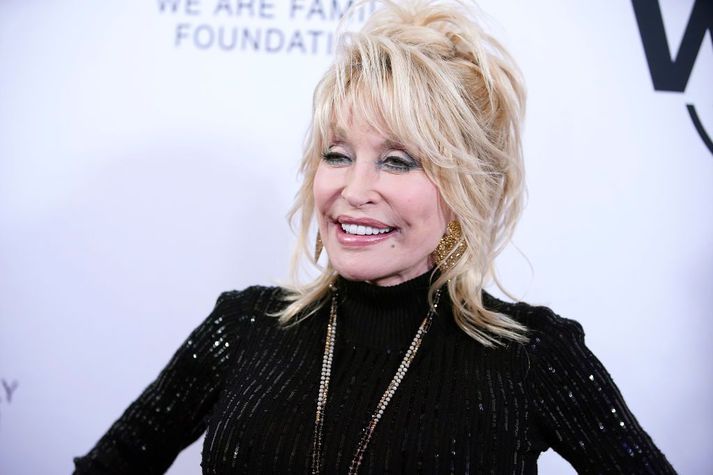 Tónlistarkonan Dolly Parton gaf milljón dollara í baráttuna gegn Covid-19.