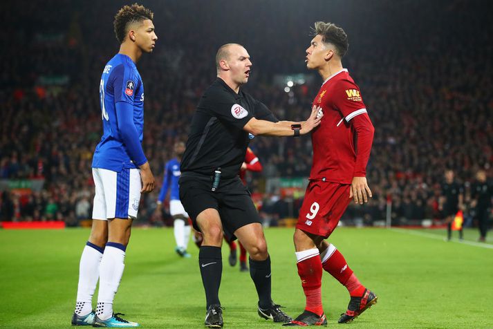 Roberto  Firmino, Bobby  Madley  dómari  og Mason  Holgate.