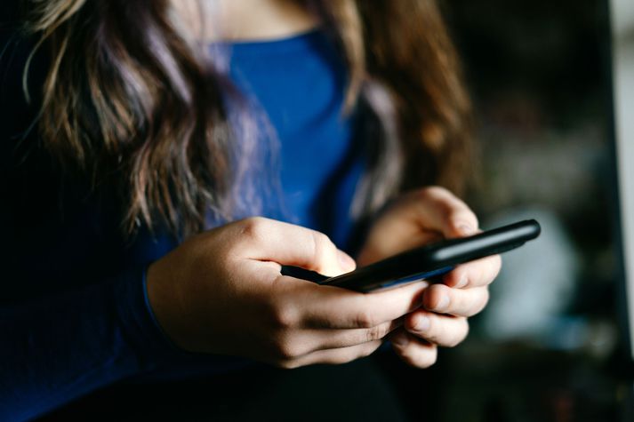 Nýjar kannanir benda til þess að foreldrar láti börn og ungmenni svolítið um það sjálf að finna út úr því hvernig best er að nota gervigreindina. Margir foreldrar misskilja hvernig ungmenni nota gervigreindina.