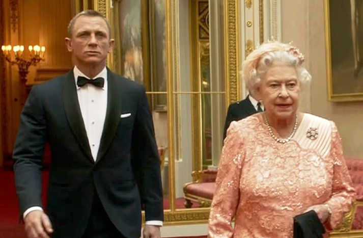 Elísabet ásamt James Bond.
