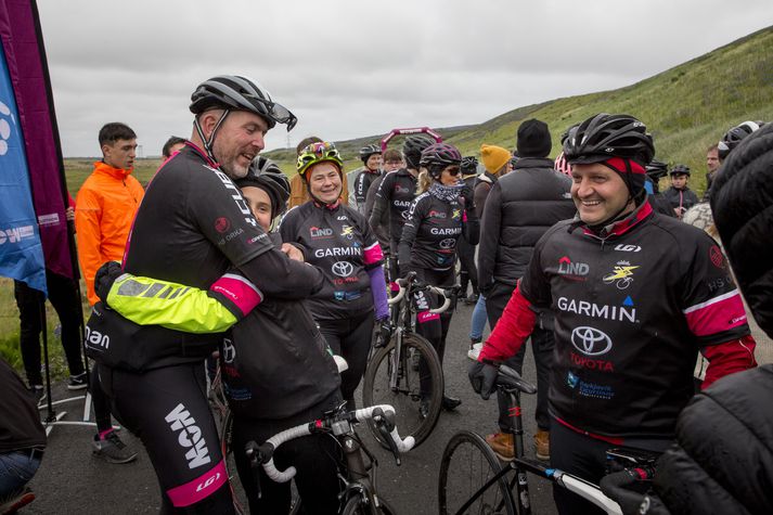 WOW Cyclothon keppnin fer fram 26. til 30.júní. Á meðfylgjandi mynd má sjá þegar Þorvaldur Daníelsson, stofnandi Hjólakrafts, fagnar innilega með einum þáttakandanum við endamarkið í fyrra.