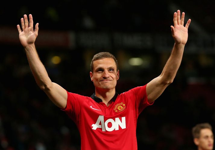 Vidic kveður hér stuðningsmenn Man. Utd.