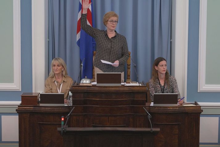Forseti Alþingis greiddi atkvæði með afbrigðunum, eins og allir aðrir viðstaddir þingmenn.