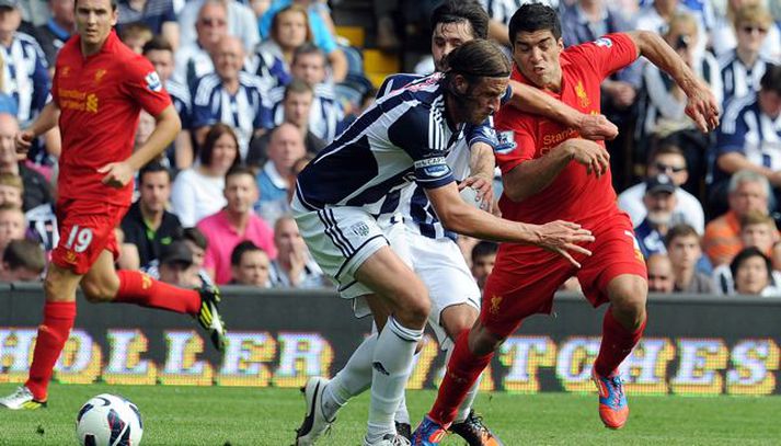 Jonas Olsson brýtur á Luis Suarez.