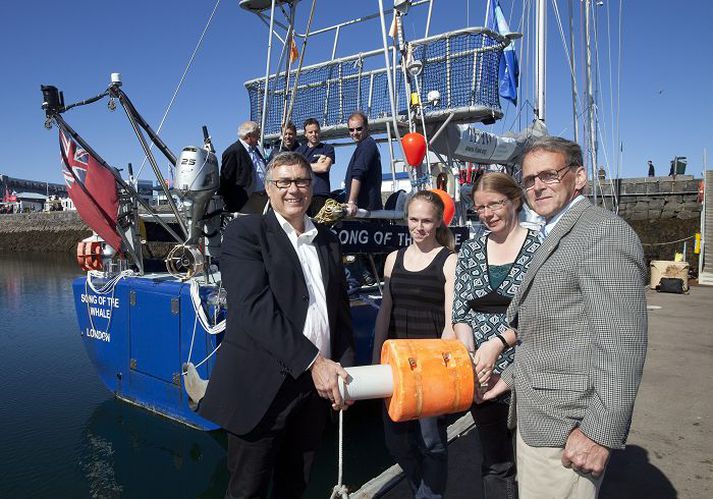 Fulltrúar Háskóla Íslands afhentu vísindamönnum IFAW svokallað eyra við rannsóknarskútu IFAW við Ægisgarð í gær. 