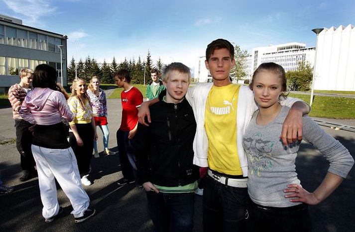 með aðalleikurum Steinar (lengst til vinstri) ásamt aðalleikaranum Júlí Heiðari og aðstoðarkonu sinni, Elínu Magneu Magnadóttur. fréttablaðið/Anton